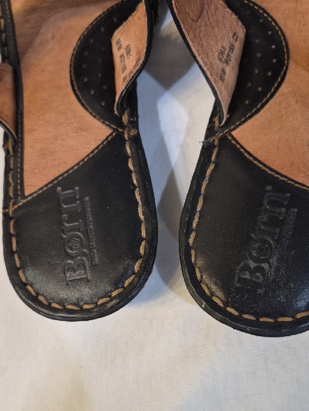 🌟 2 For $ 15 🌟Born Black Leather Thong Sandals with Tan Insole - Picture 4 of 7
